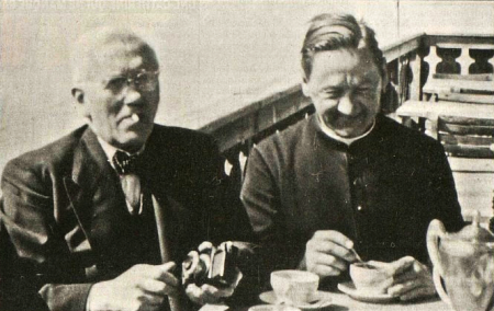 Le Dr. Sir Alexander Fleming et le curé Joseph Séverin sur la terrasse du Mont-Gelé